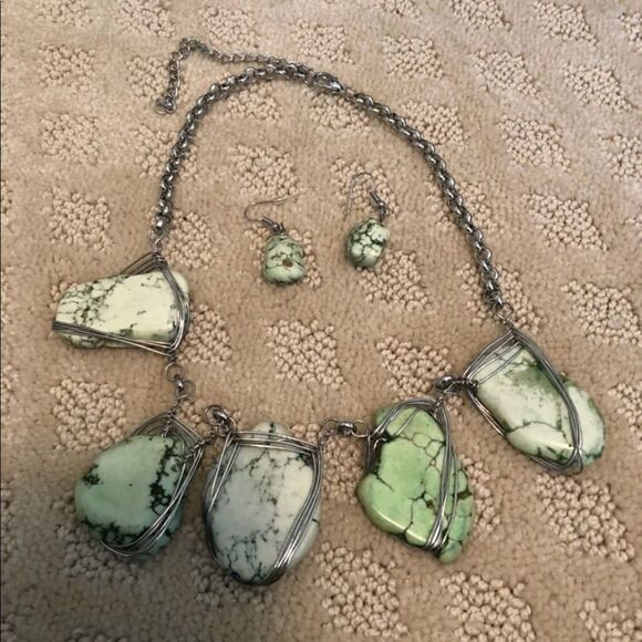 JEWELRY SET Green Rock Necklace & Earring Set NEW - Picture 1 of 1